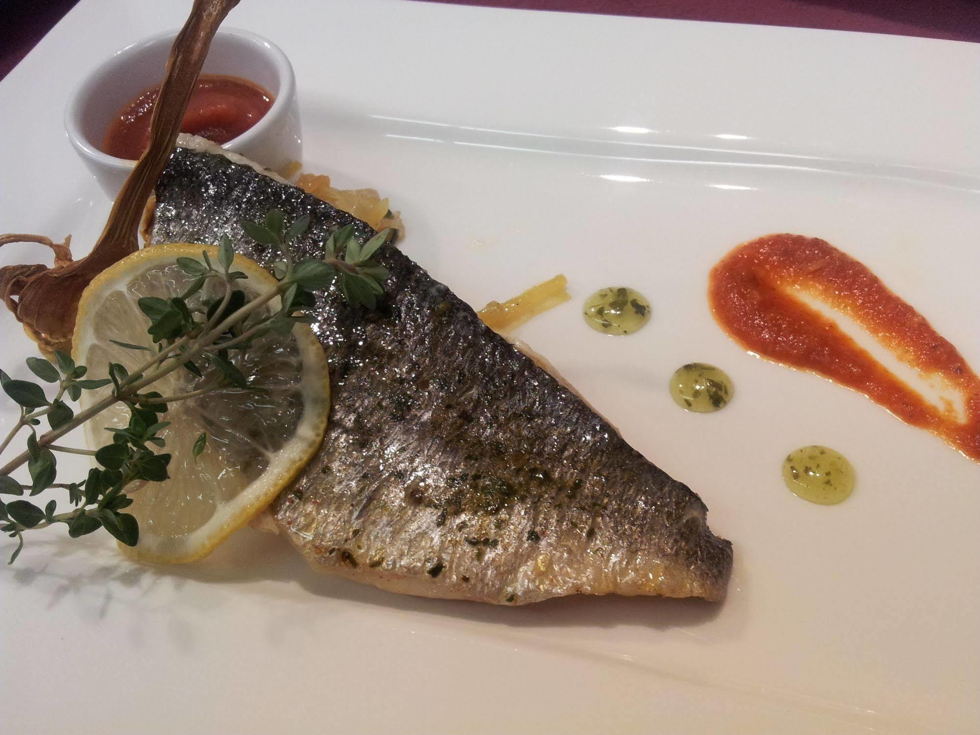 Reves Gourmands, Hotellerie & Gastronomie Vernayaz Ngoại thất bức ảnh
